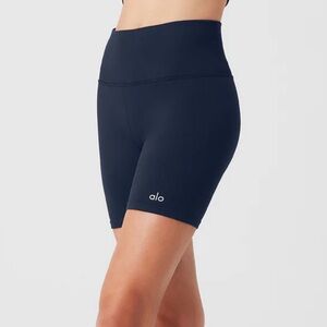 Alo Yoga 5” Seamless Ribbed Favorite Short- like new!